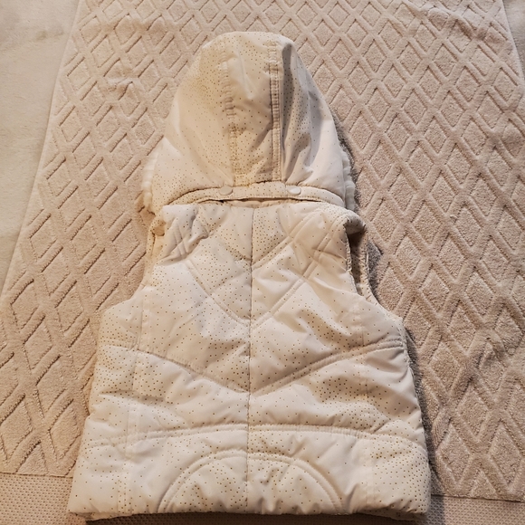 Place hooded quilted vest. - Picture 5 of 6